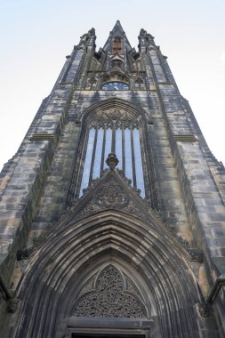 Düşük açılı görünümü bir kilisenin kuzey Bank Street, Edinburgh, İskoçya