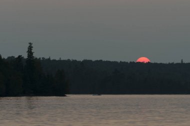 Gün batımında, Lake of The Woods, Ontario, Kanada Gölü nün doğal görünümü