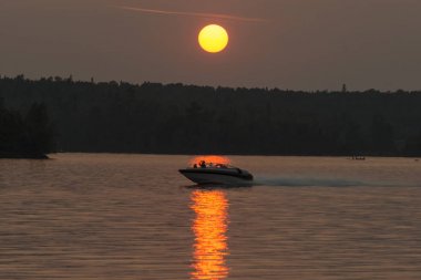 Gün batımında, Lake of The Woods, Ontario, Kanada Gölü nün doğal görünümü
