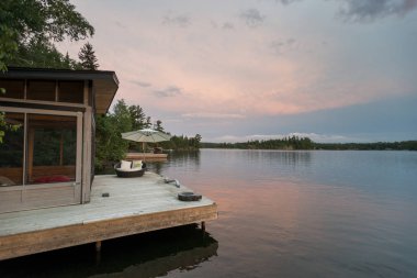 Gün batımında, Lake of The Woods, Ontario, Kanada Gölü nün doğal görünümü