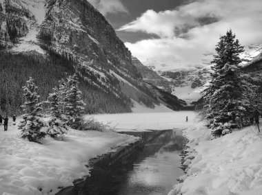 Kış, Lake Louise, Banff National Park, Alberta, Kanada kar kaplı vadide akan dere