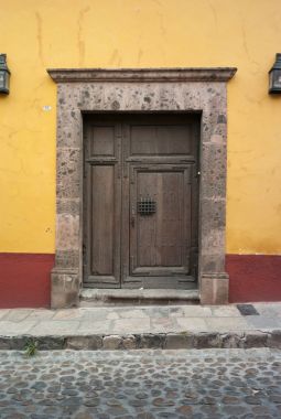 Ahşap giriş kapısı bir evin, San Miguel de Allende, Guanajuato, Meksika