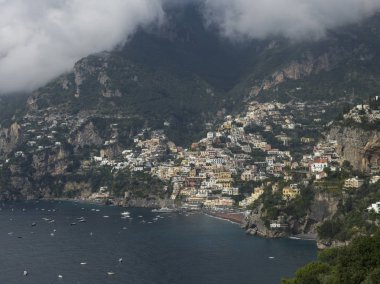 Yükseltilmiş görünümü bir kasabanın sahili, Amalfi Coast, Salerno, Campania, İtalya