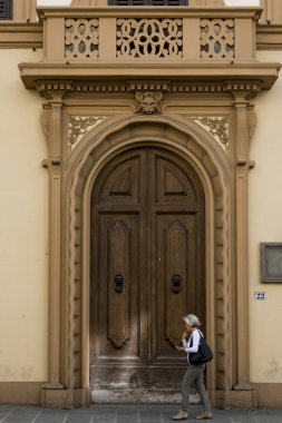 Bina, Floransa, Toskana, İtalya kapı önünde yürüyen kadın