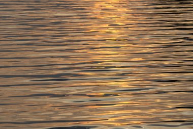 Alacakaranlıkta, Lake of The Woods, Ontario, Kanada gölde su yüzeyine