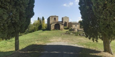 Evin ortasında ağaçlar Köyü, Chianti, Toskana, İtalya