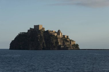 Görünüm Aragonca kale, Ischia Adası, Campania, İtalya