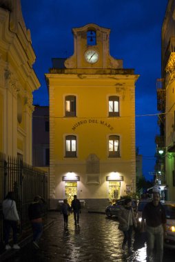 Islak gece, Il Museo del Mare, Ischia Adası, Campania, İtalya sokak üzerinde yürüyen insanlar