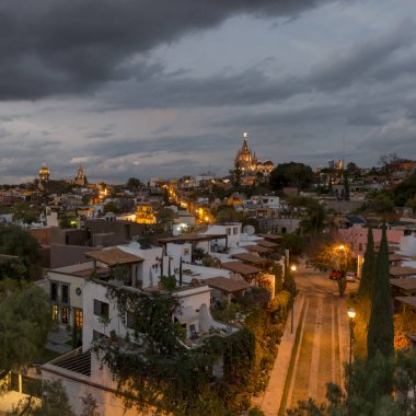 Binaların alacakaranlıkta, şehirde Zona Centro, San Miguel de Allende, Guanajuato, Meksika yükseltilmiş görünümü