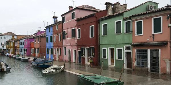 Colorful Houses Canal Motorboats Rain Burano Venice Veneto Italy — Stock Photo, Image