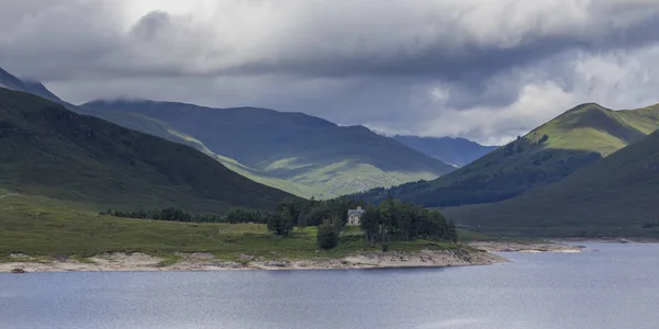 Malownicze Widoki Rzekę Górami Tle Szkockich Highlands Szkocja — Zdjęcie stockowe