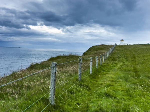 在海岸上的栅栏景观 对多云的天空 Duncansby 头灯塔 凯斯内斯 苏格兰高地 苏格兰 — 图库照片