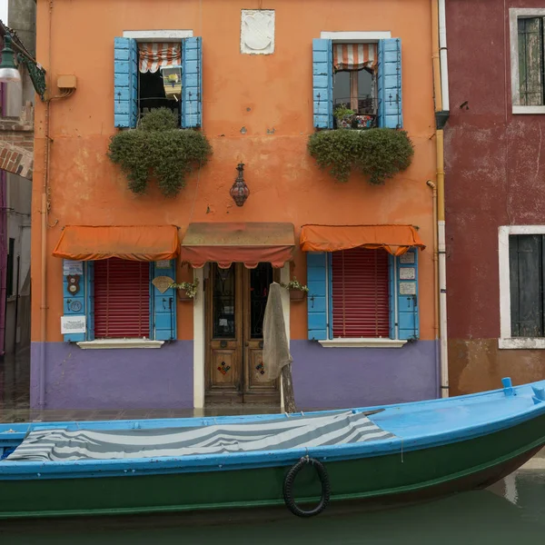 Boat Moored Front House Canal Burano Venice Veneto Italy — Stock Photo, Image