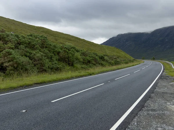 Empty Road Passing Mountains Cloudy Sky Scottish Highlands Scotland — Stock Photo, Image