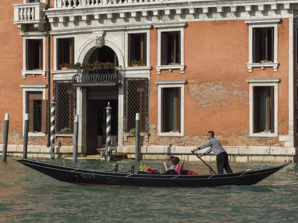 Gondolier Rowing Gondola Grand Canal Venice Veneto Italy — Stock Photo, Image