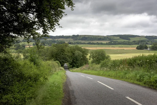 Estrada Rural Que Atravessa Paisagem Contra Céu Nublado Perth Kinross — Fotografia de Stock