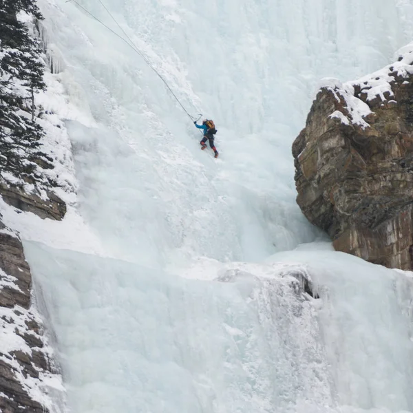 加拿大艾伯塔省班夫国家公园路易斯湖冰冻瀑布上的冰登山者 — 图库照片