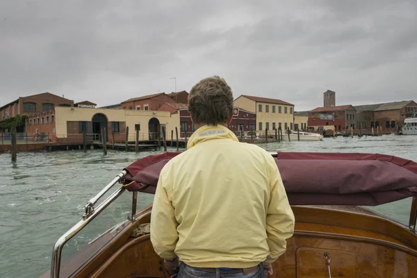 Vista Posteriore Dell Uomo Guardando Costa Della Città Dalla Barca — Foto Stock