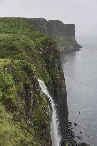 Mealt 瀑布的高角度看法与短裙岩石 斯凯岛 苏格兰高地 苏格兰 — 图库照片