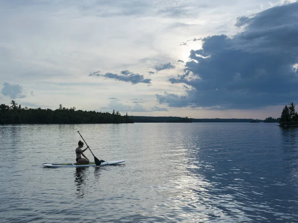 Jeune Femme Pagayant Dans Lac Lac Des Bois Ontario Canada — Photo