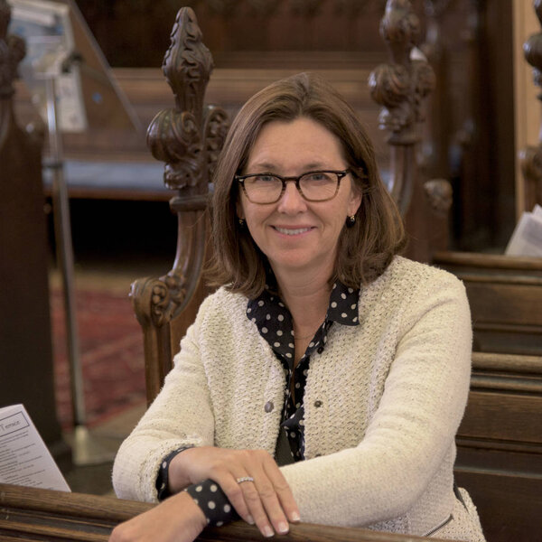 Портрет счастливой женщины, сидящей на скамье у церкви Св. Иоанна Евангелиста, Эдинбург, Шотландия
