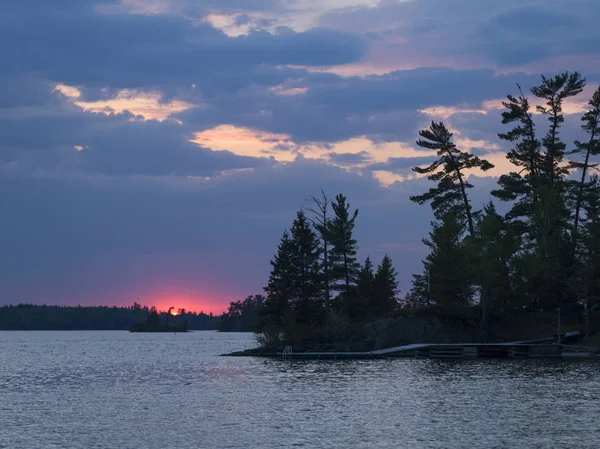 カナダのオンタリオ州のウッズ湖の日没時に湖畔での木の表示 — ストック写真