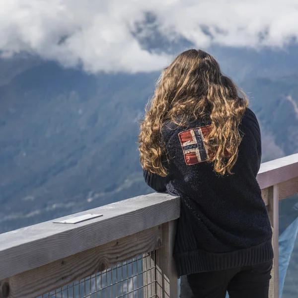 Lány Nézi Völgyben Parti Hegység Squamish British Columbia Kanada Hátulnézet — Stock Fotó