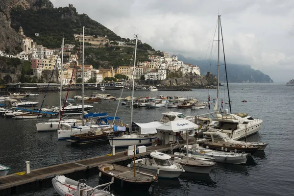 Barcos Puerto Amalfi Costa Amalfitana Salerno Campania Italia — Foto de Stock