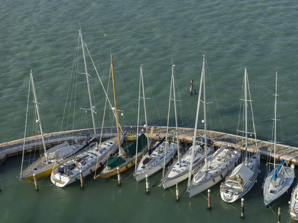 Hög Vinkel Syn Båtar Förtöjda Vid Bryggan Grand Canal Venedig — Stockfoto