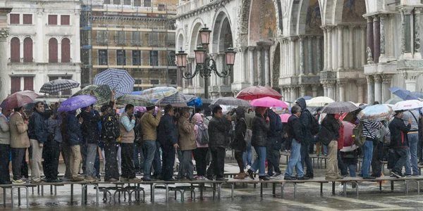 Persone Che Trasportano Ombrelli Durante Pioggia Venezia Veneto Italia — Foto Stock