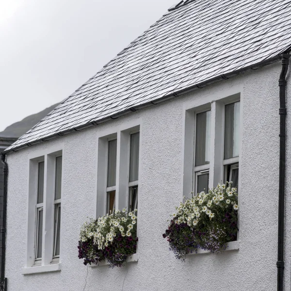 Vista Ángulo Bajo Una Casa Con Floreros Portree Isla Skye — Foto de Stock