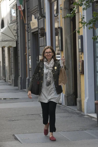 Счастливая Зрелая Женщина Идущая Улице Флоренция Тоскана Италия — стоковое фото