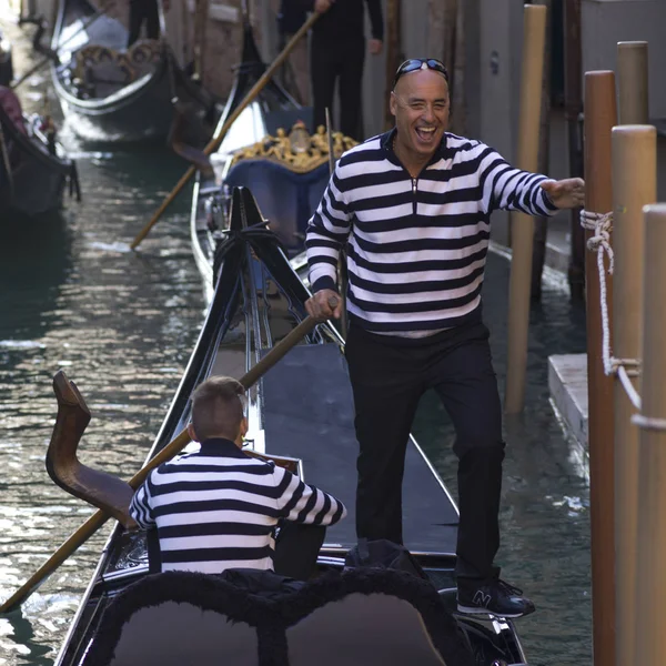 Gondolier Gondole Dans Canal Venise Vénétie Italie — Photo