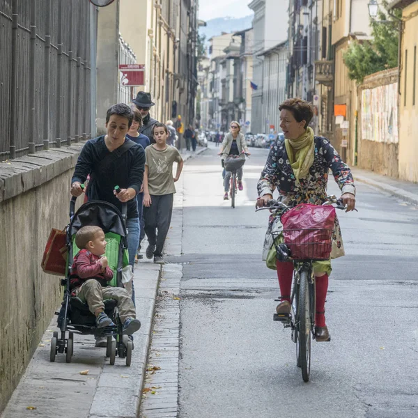 Personas Caminando Bicicleta Calle Florencia Toscana Italia — Foto de Stock