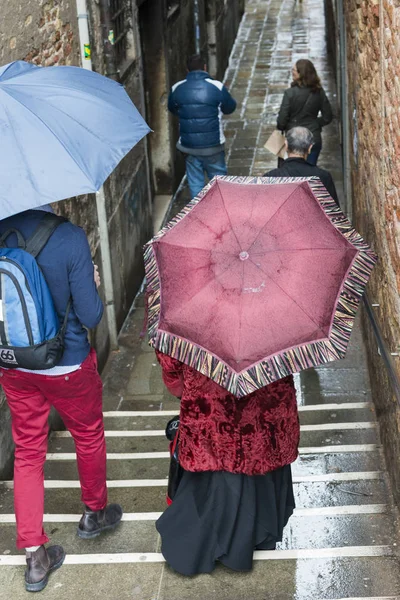 Люди Зонтиками Переулке Время Дождя Кастелло Венеция Венеция Италия — стоковое фото