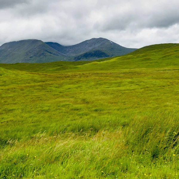 Malebný Pohled Travnaté Krajiny Horami Proti Zatažené Obloze Skotsko — Stock fotografie
