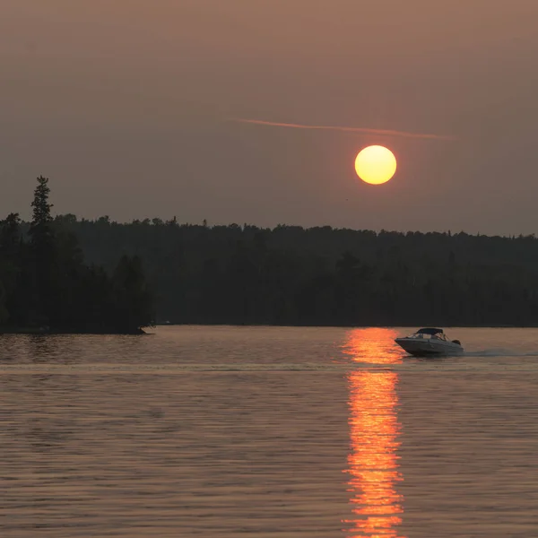 ボートでの日没 カナダ オンタリオ州の森の湖で湖の移動 — ストック写真