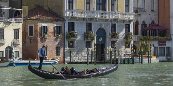 Góndola Navegando Por Canal Por Edificios Venecia Véneto Italia — Foto de Stock