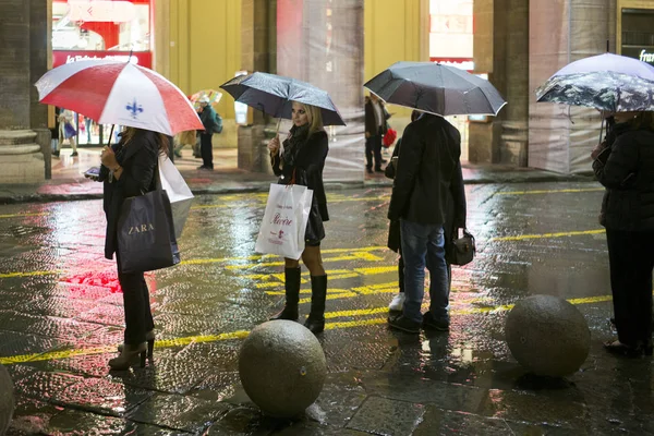 Люди Стоящие Городской Улице Дождем Флоренция Тоскана Италия — стоковое фото