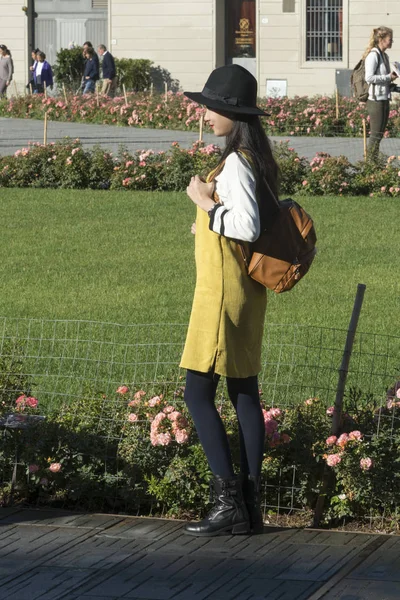 Mujer Joven Pie Camino Del Jardín Frente Del Edificio Florencia — Foto de Stock