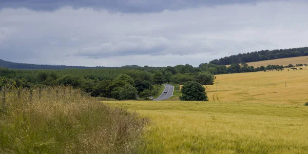 Landstraße Durch Landschaft Gegen Wolkenverhangenen Himmel Schottland — Stockfoto