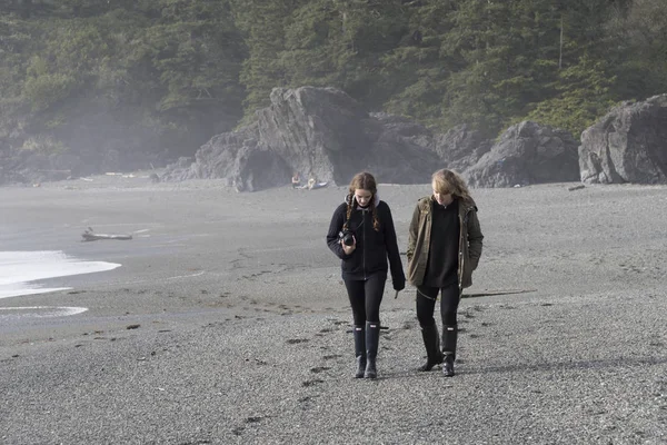 Two Teenage Girls Walking Seashore — Foto de Stock