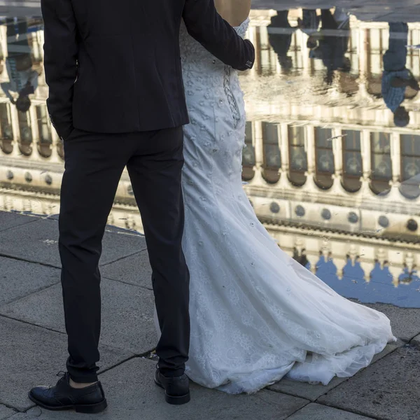 Låga Delen Bruden Och Brudgummen Går Trottoaren Procuratie Vecchie Marks — Stockfoto