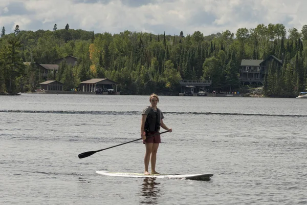 Adolescente Pagaie Sur Lac Été — Photo