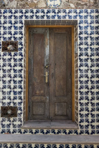 Kafelkami ściany z drzwiami do domu, Zona Centro de San Miguel — Zdjęcie stockowe