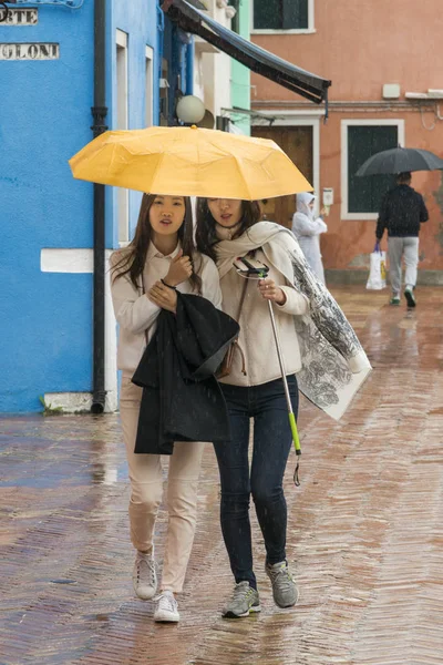 Женщины Ходят Мокрой Улице Время Дождя Бурано Венеция Венеция Италия — стоковое фото