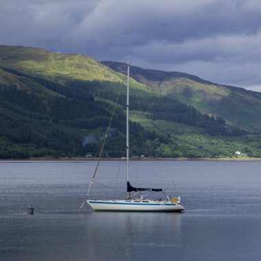 Bay, İskoçya Highlands, İskoçya demirlemiş yelkenli
