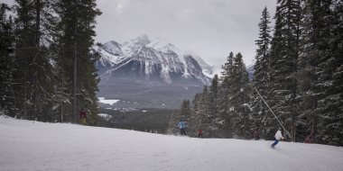 Kayak ve snowboard, Lake Louise, Banff National Park, Alberta, Kanada insanlar