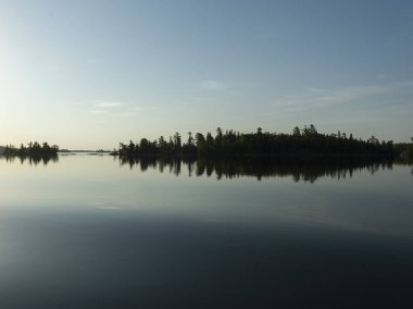 Yansıma ve ağaçlarının su, Lake of The Woods, Ontario, Kanada