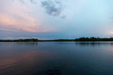 Gün batımında, Lake of The Woods, Ontario, Kanada Gölü nün doğal görünümü